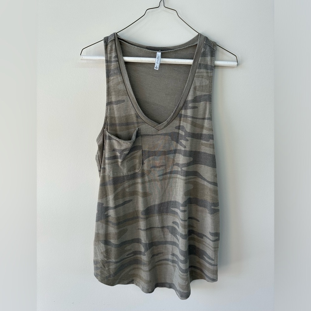 Z supply women’s camouflage V-neck tank top size large